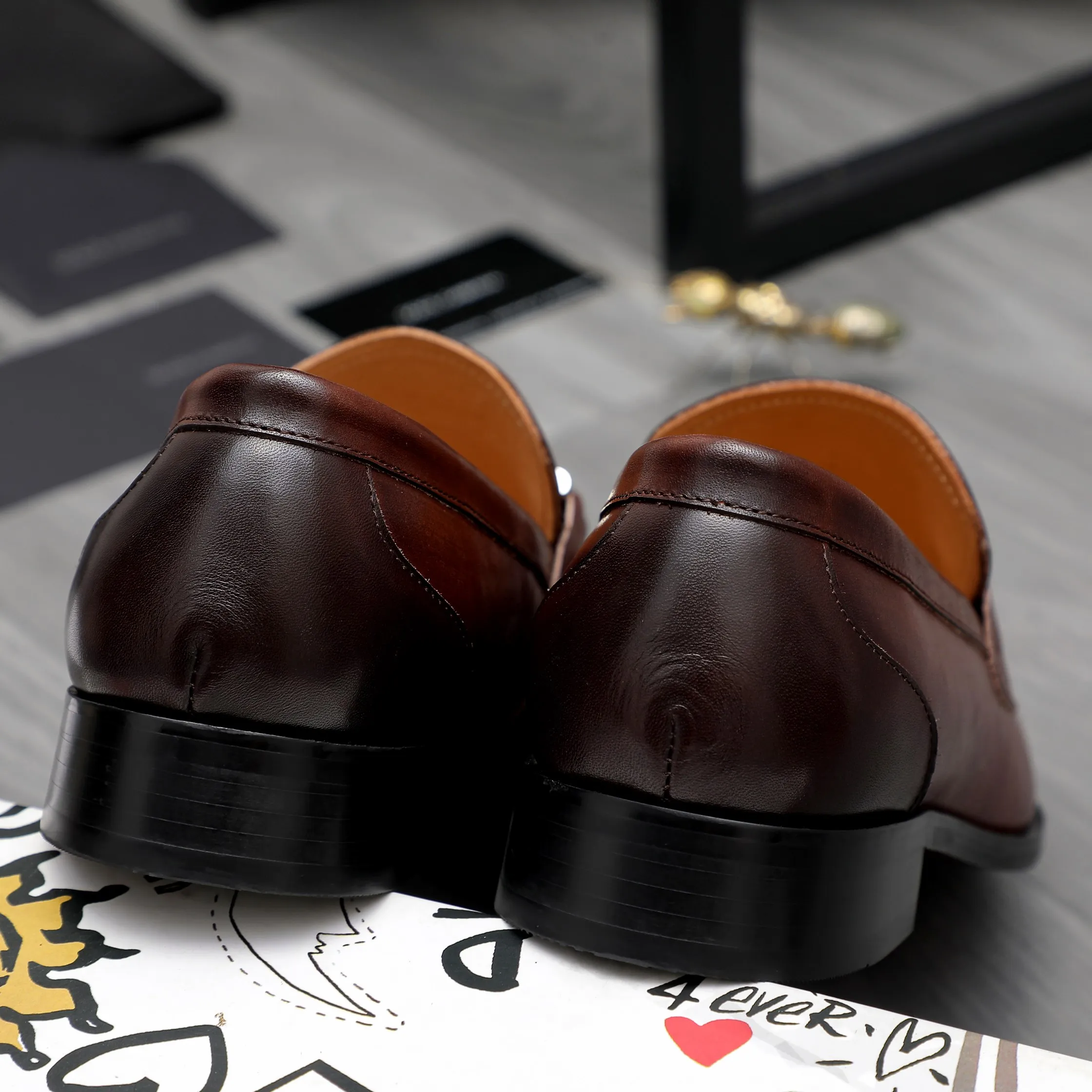 Men's shoes 💰500 Product trademark: DG (Dolce & Gabbana) business casual leather shoes Regular size: 38-45 (45 is custom-made and non-returnable) Product materials: Selected high-quality color-brushed cowhide upper, cowhide lining, original outsole